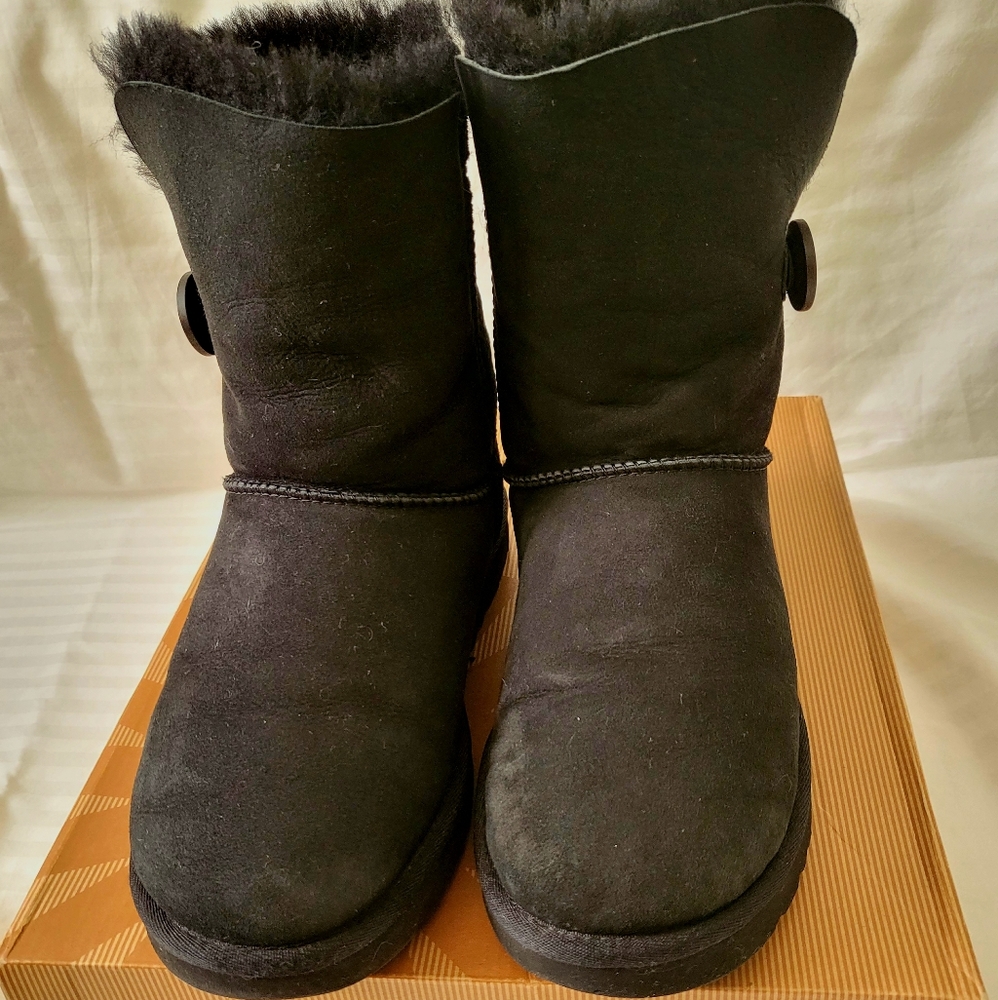 Ugg Bailey Button II Women's Size 8